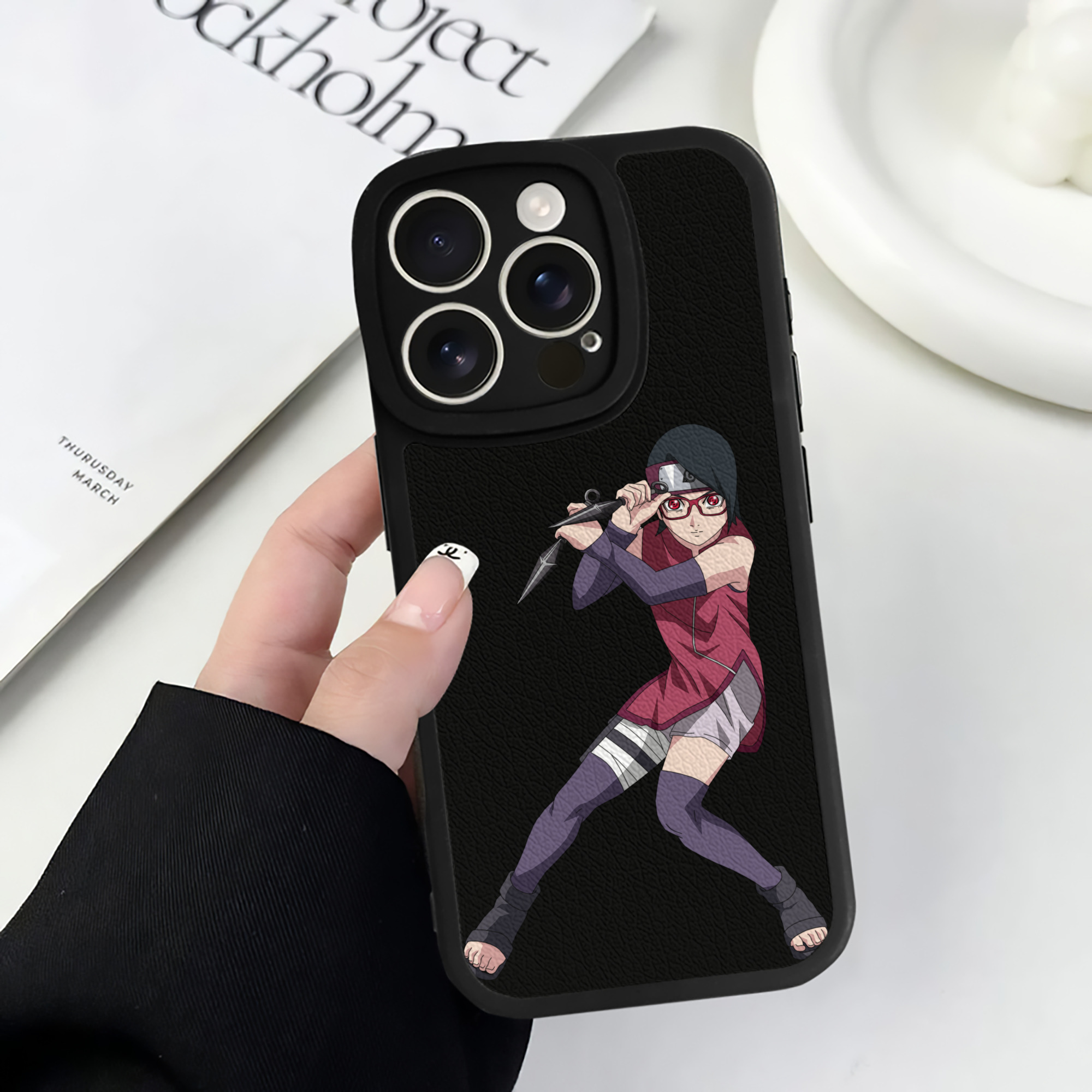 （画像用） NARUTO -ナルト- うちは サラダ Uchiha Sarada 【iPhone 16シリーズ対応】シリコンスマホケース（レザー調） 材質：シリコン